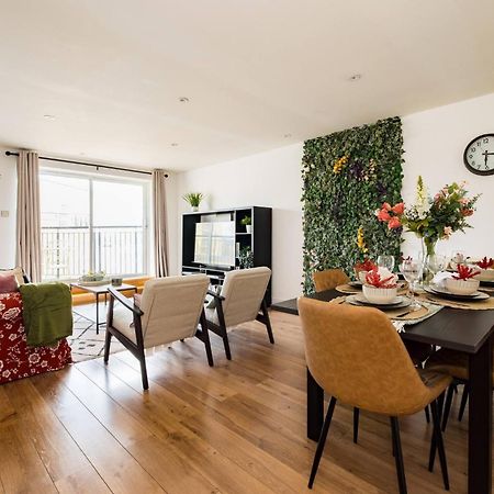 Wild Roses Service Apartments - East India Лондон Екстериор снимка