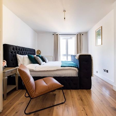 Wild Roses Service Apartments - East India Лондон Екстериор снимка