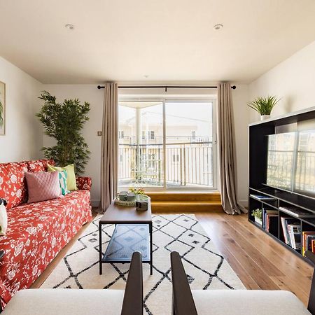 Wild Roses Service Apartments - East India Лондон Екстериор снимка