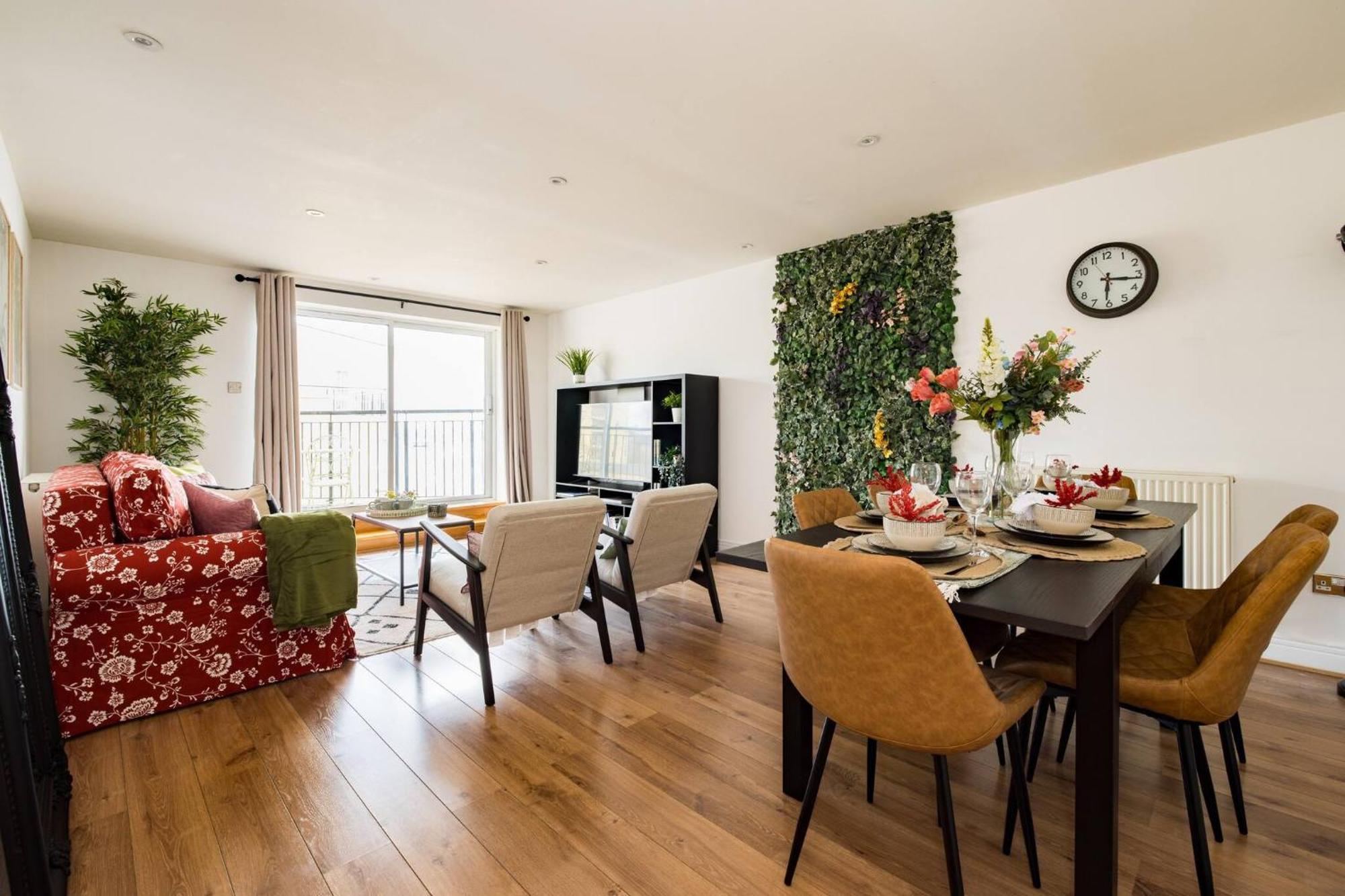 Wild Roses Service Apartments - East India Лондон Екстериор снимка