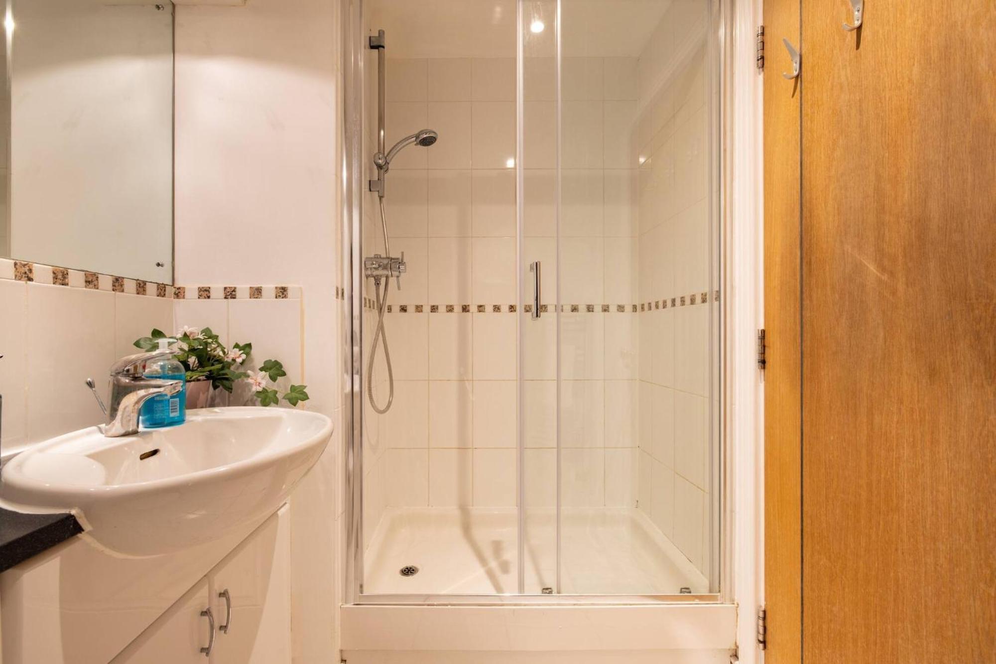 Wild Roses Service Apartments - East India Лондон Екстериор снимка