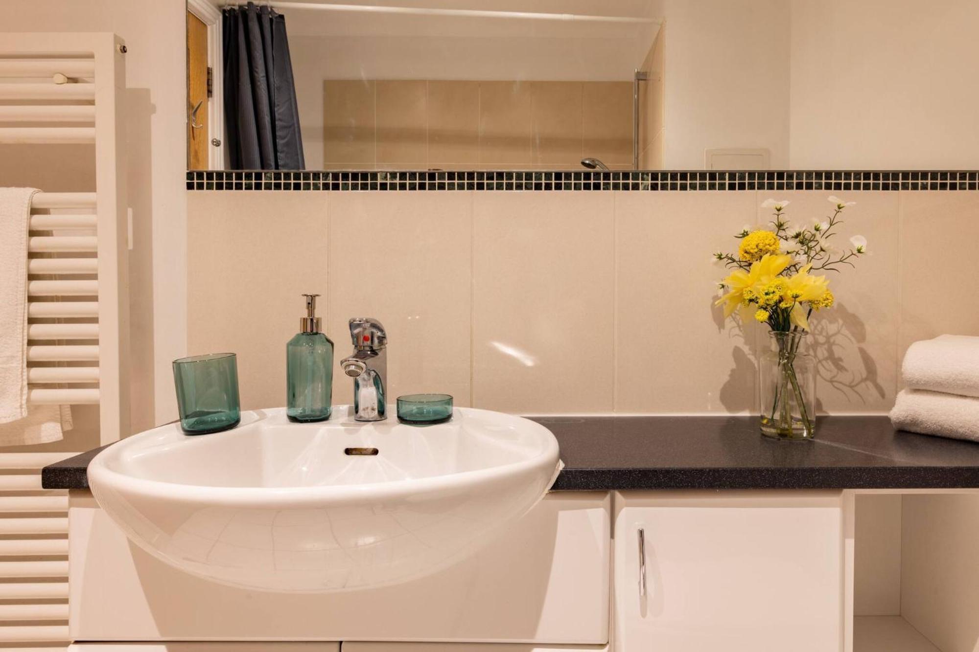 Wild Roses Service Apartments - East India Лондон Екстериор снимка