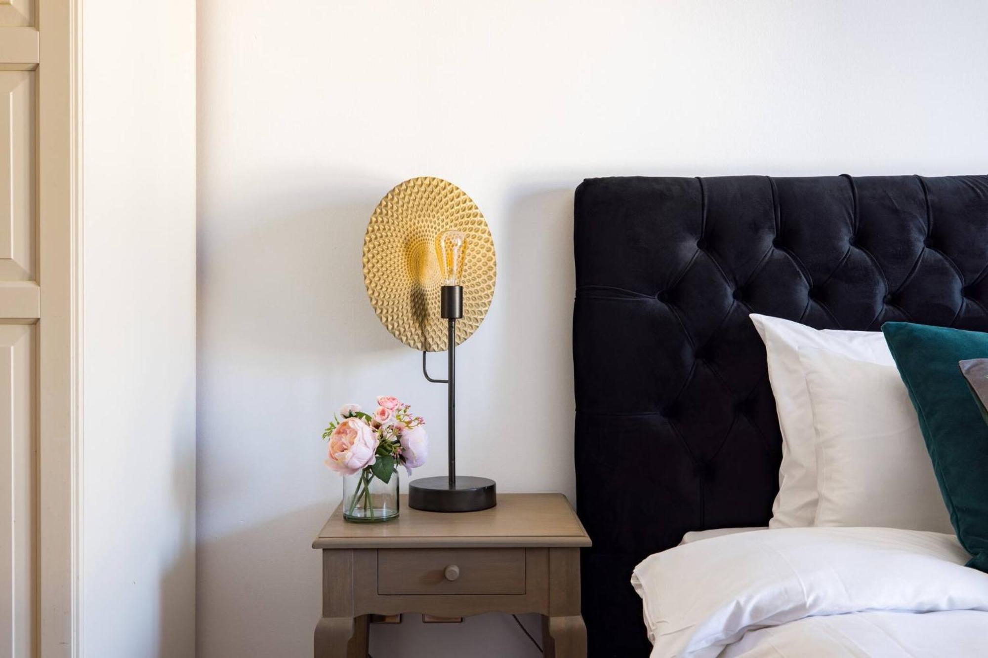 Wild Roses Service Apartments - East India Лондон Екстериор снимка