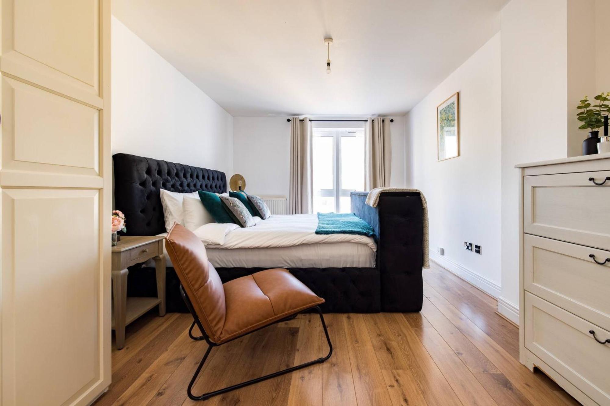 Wild Roses Service Apartments - East India Лондон Екстериор снимка