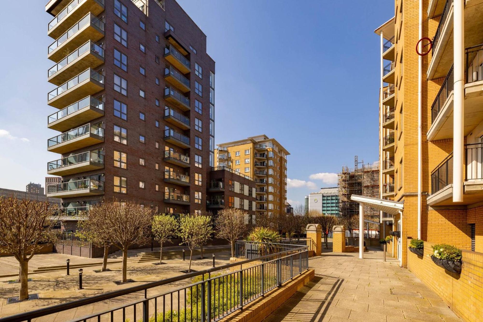 Wild Roses Service Apartments - East India Лондон Екстериор снимка