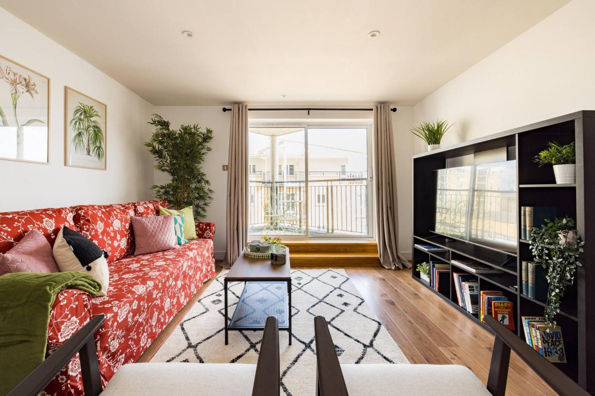 Wild Roses Service Apartments - East India Лондон Екстериор снимка