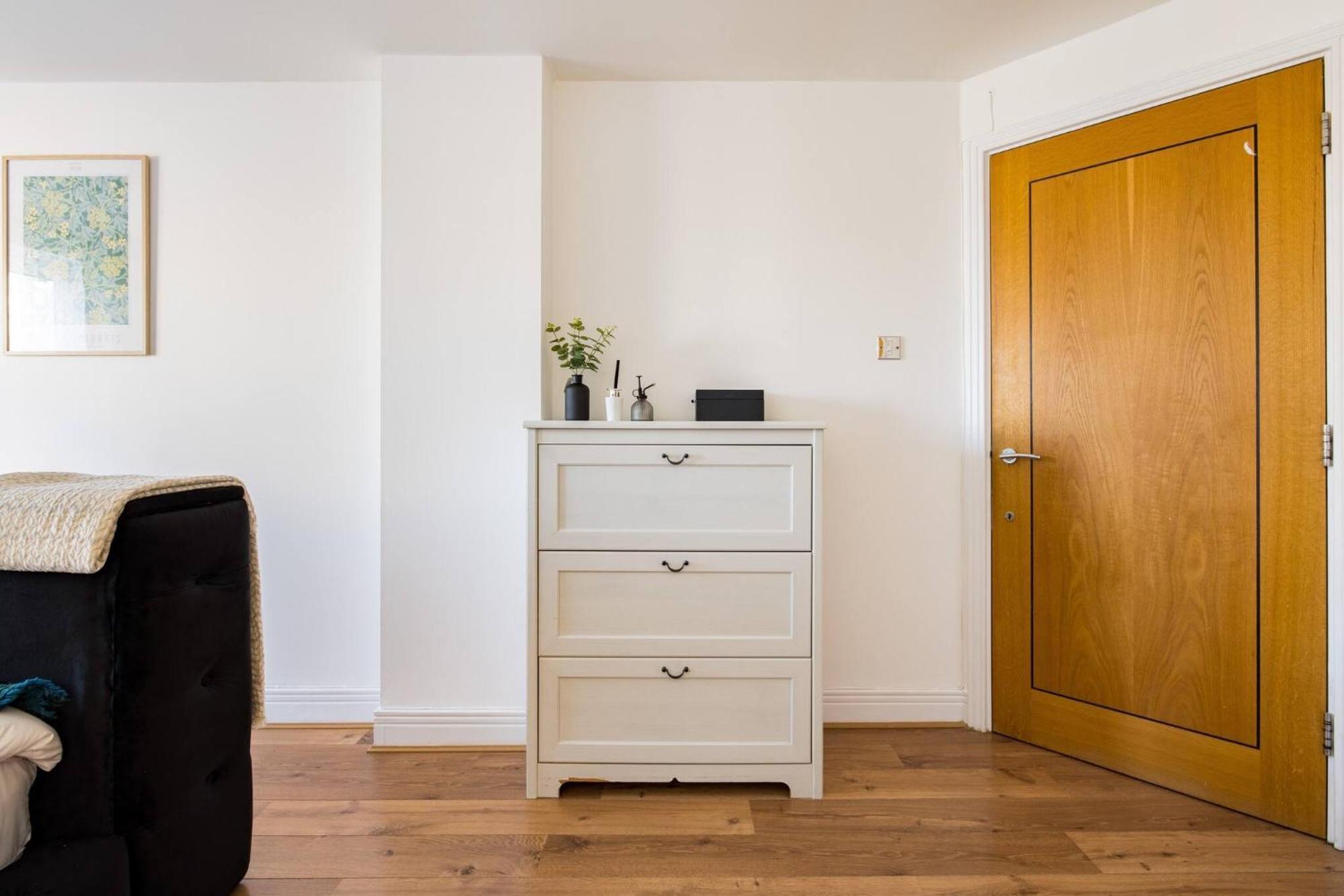 Wild Roses Service Apartments - East India Лондон Екстериор снимка