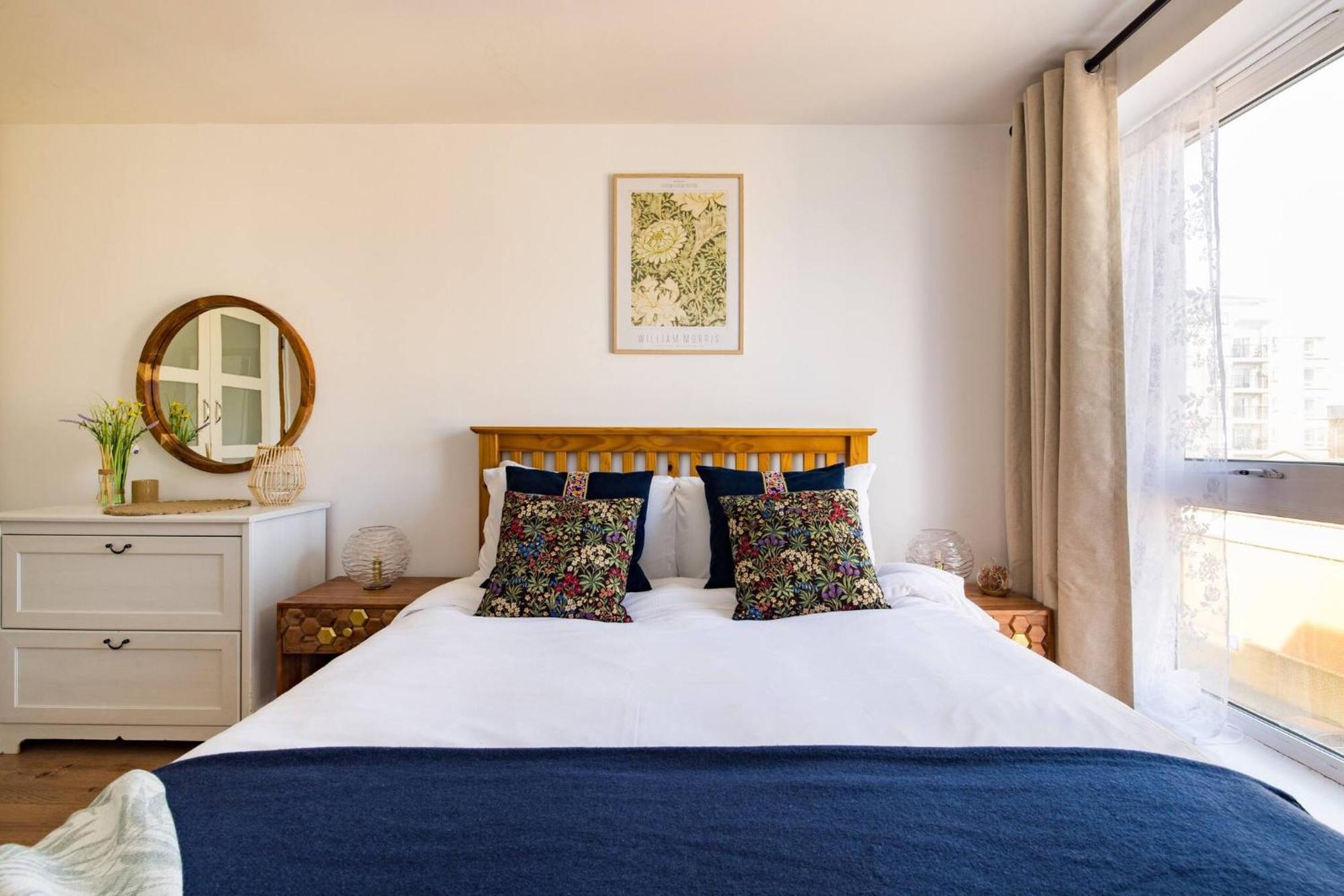 Wild Roses Service Apartments - East India Лондон Екстериор снимка