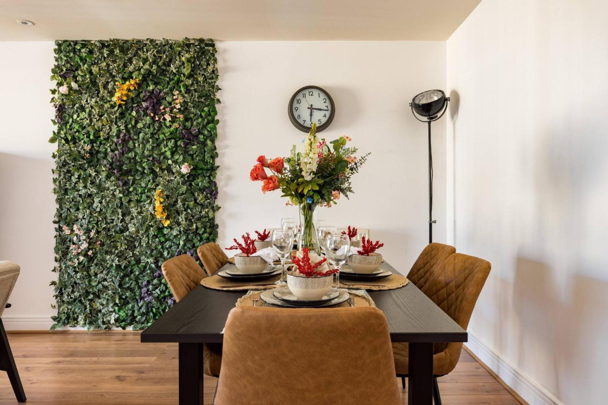 Wild Roses Service Apartments - East India Лондон Екстериор снимка