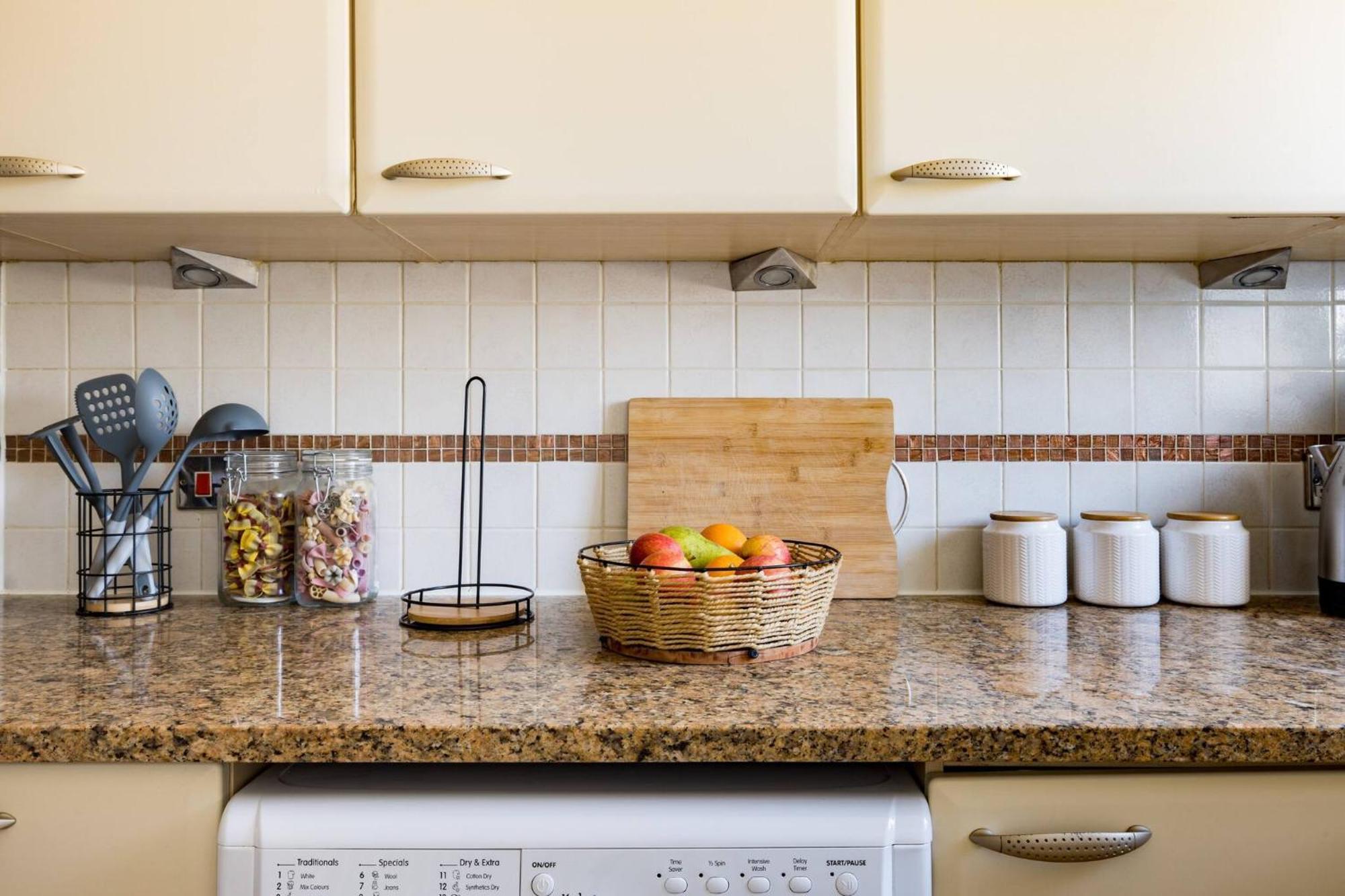 Wild Roses Service Apartments - East India Лондон Екстериор снимка