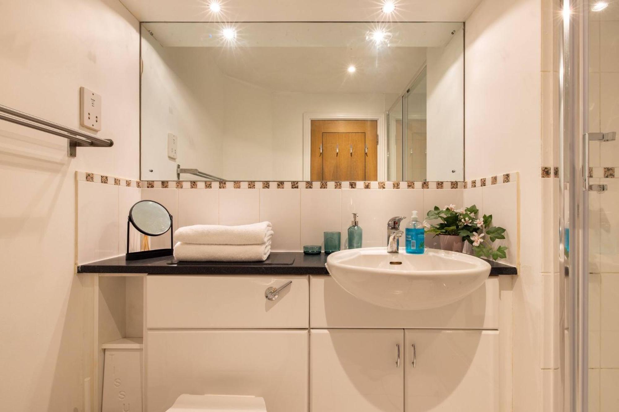 Wild Roses Service Apartments - East India Лондон Екстериор снимка