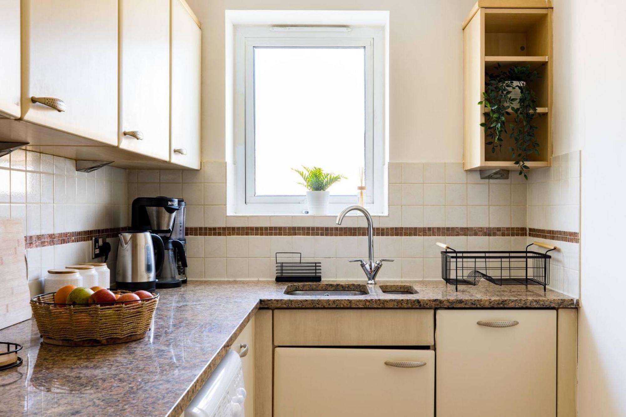 Wild Roses Service Apartments - East India Лондон Екстериор снимка
