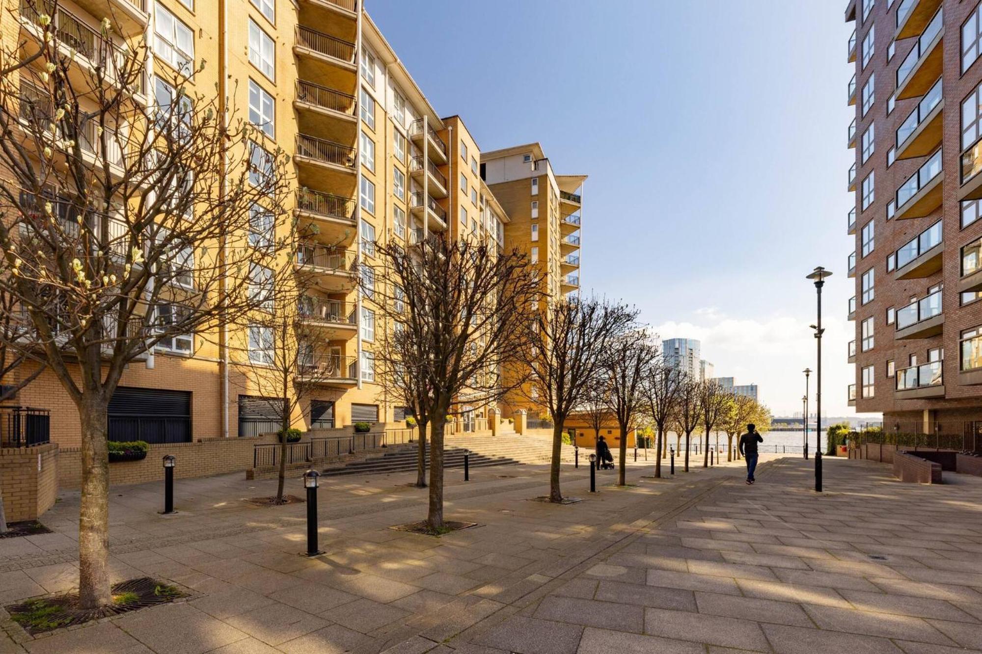 Wild Roses Service Apartments - East India Лондон Екстериор снимка