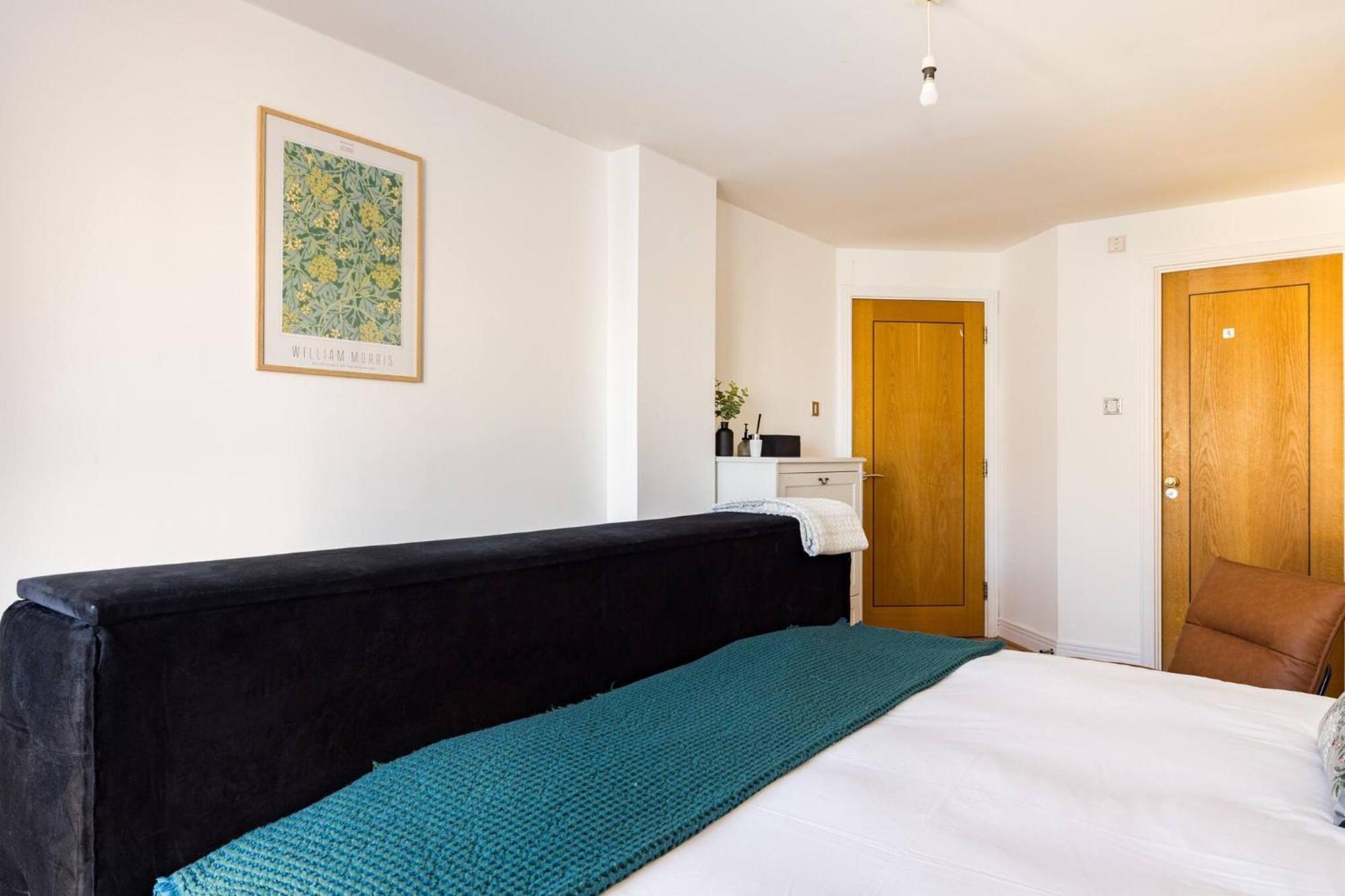 Wild Roses Service Apartments - East India Лондон Екстериор снимка