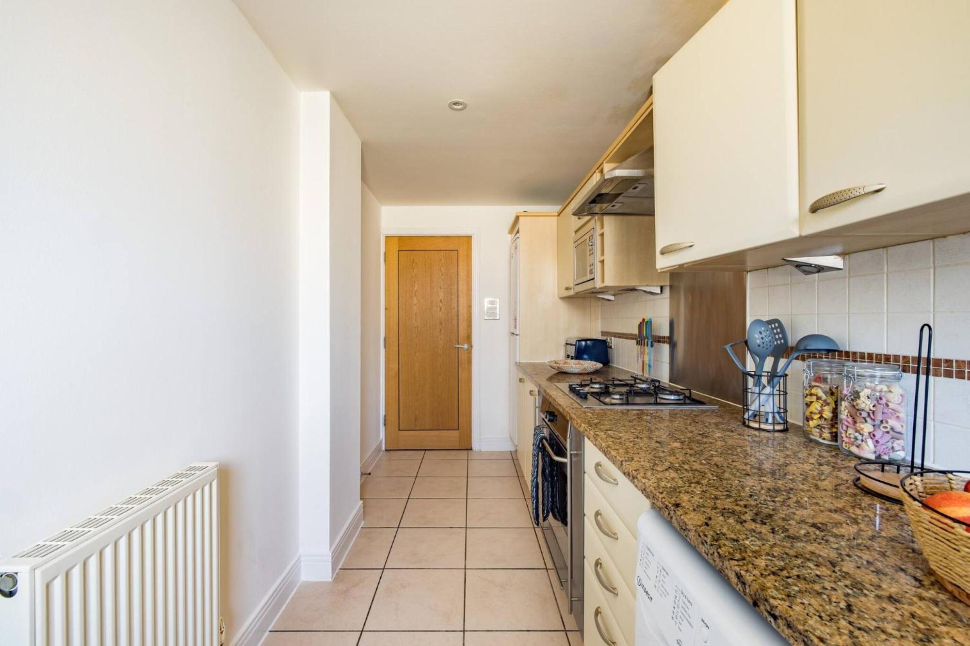 Wild Roses Service Apartments - East India Лондон Екстериор снимка