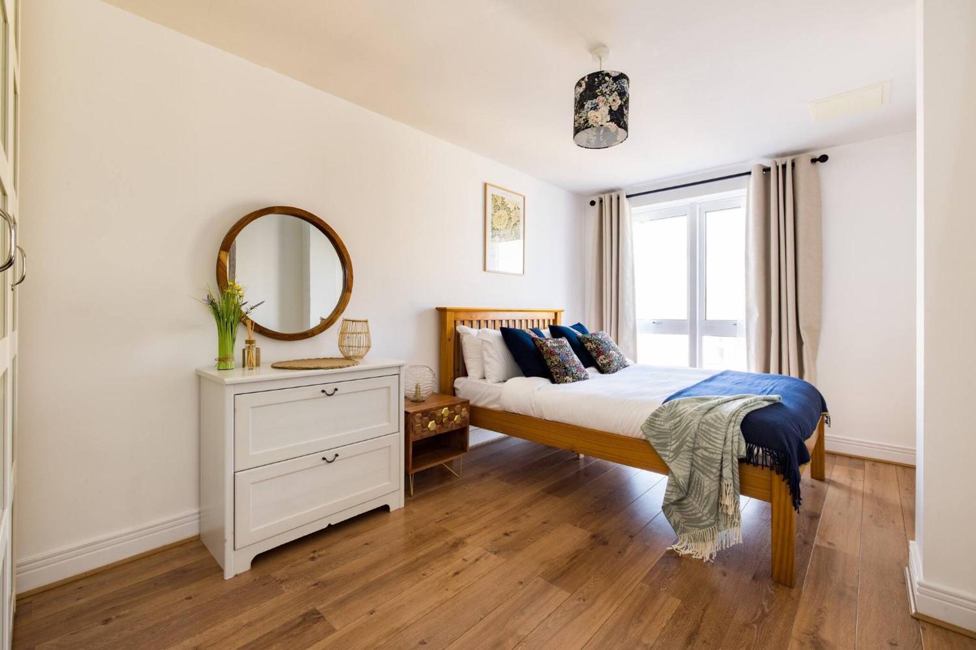 Wild Roses Service Apartments - East India Лондон Екстериор снимка