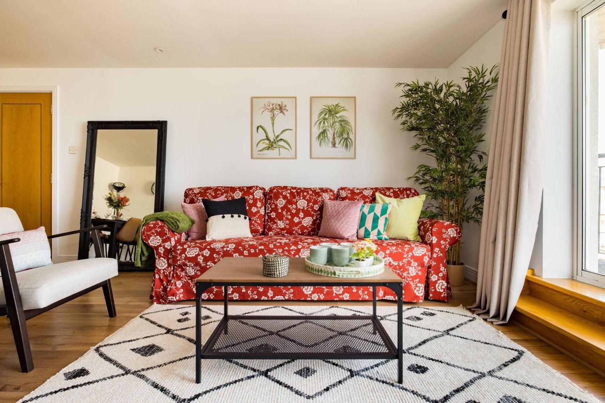 Wild Roses Service Apartments - East India Лондон Екстериор снимка