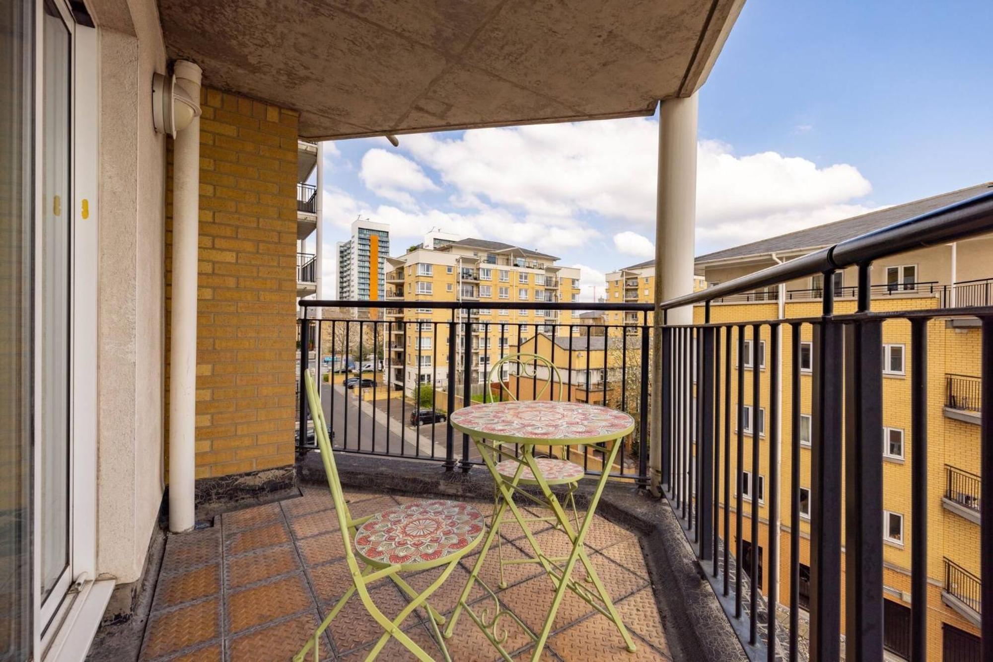 Wild Roses Service Apartments - East India Лондон Екстериор снимка