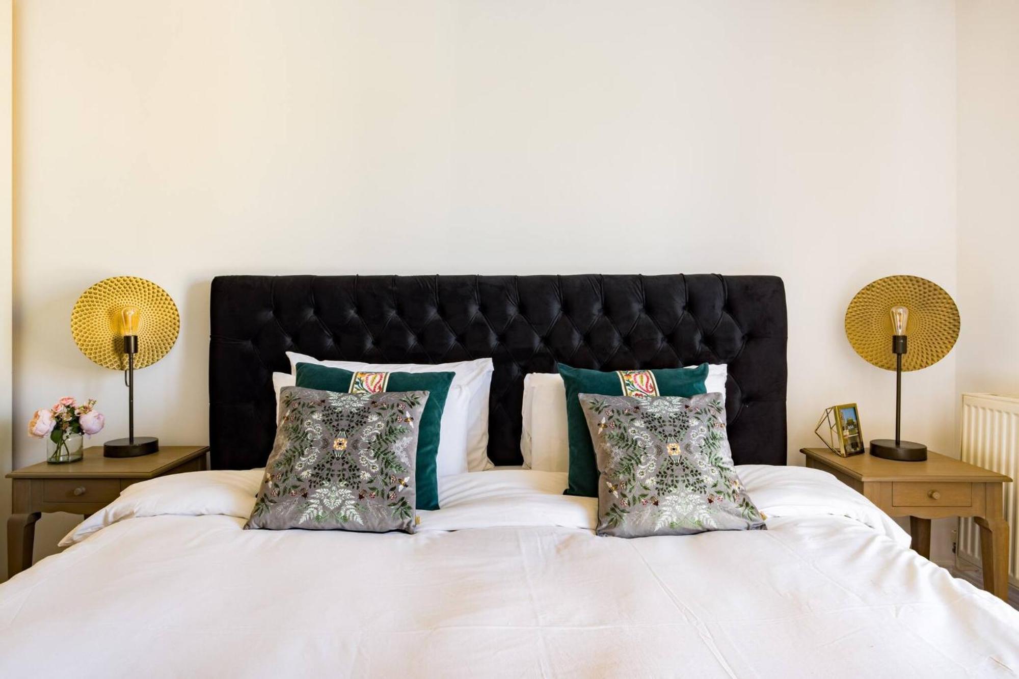 Wild Roses Service Apartments - East India Лондон Екстериор снимка