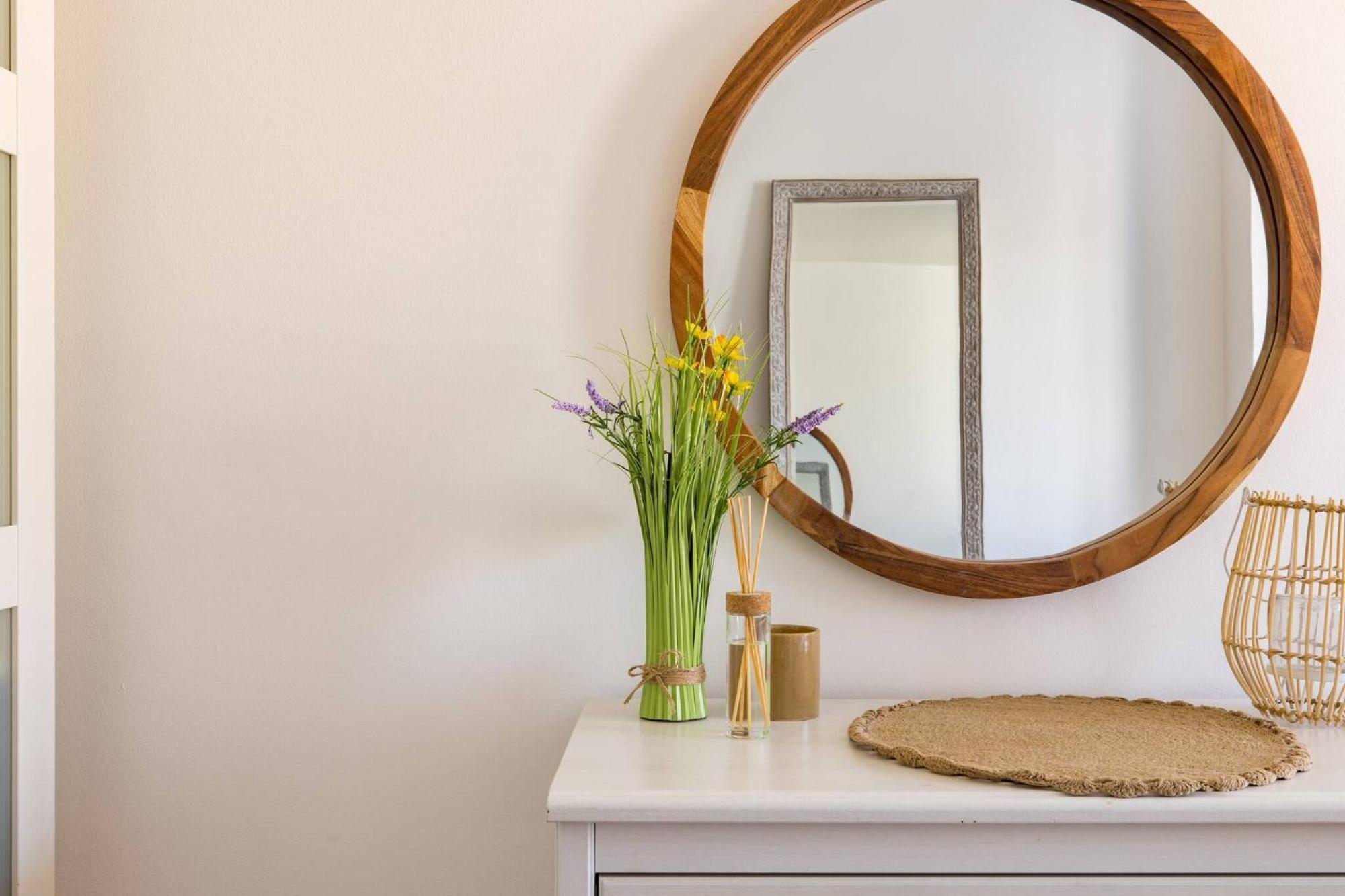 Wild Roses Service Apartments - East India Лондон Екстериор снимка