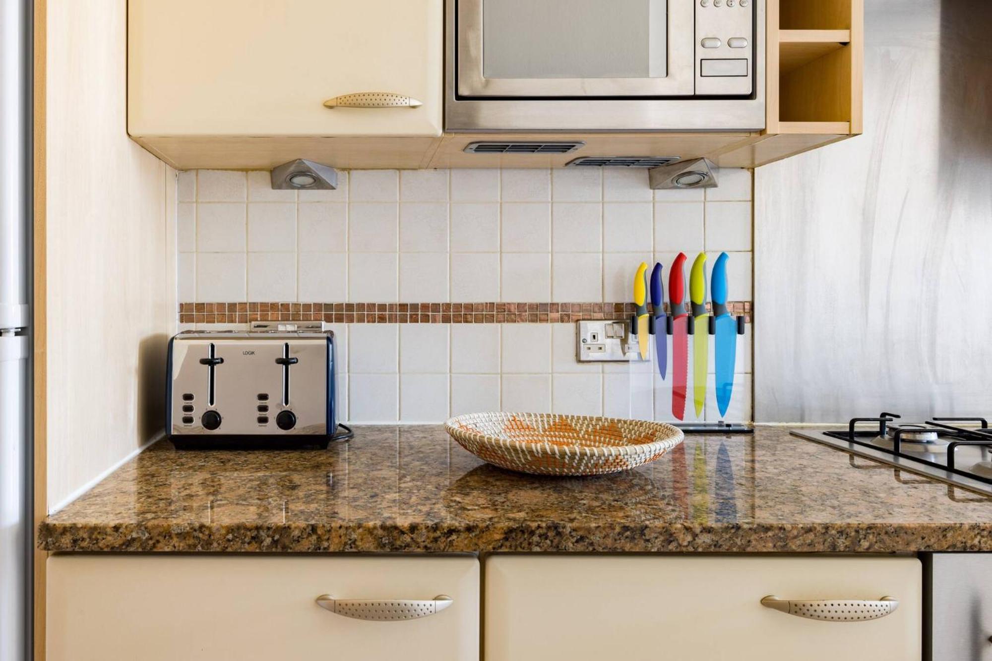 Wild Roses Service Apartments - East India Лондон Екстериор снимка