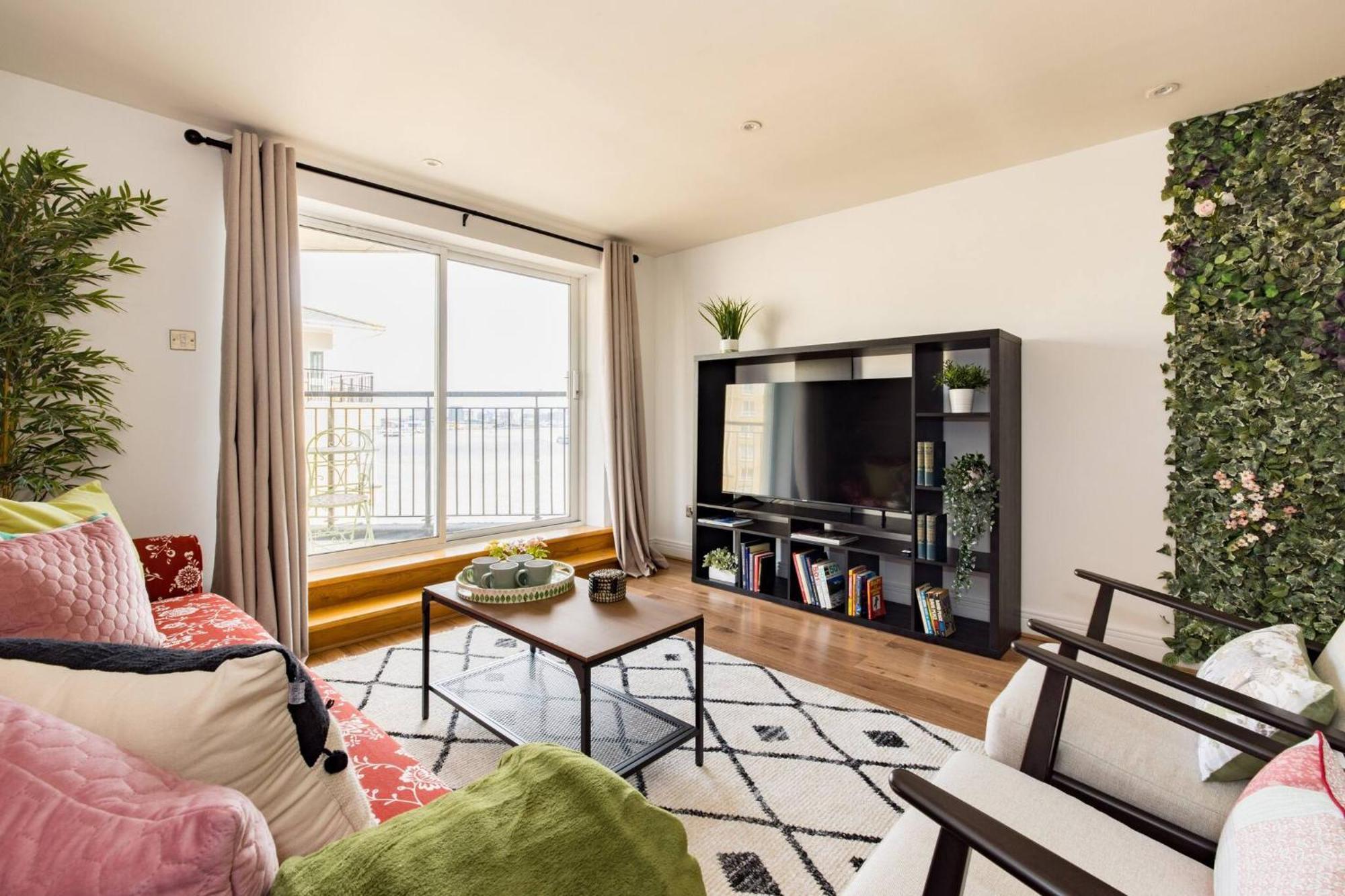Wild Roses Service Apartments - East India Лондон Екстериор снимка