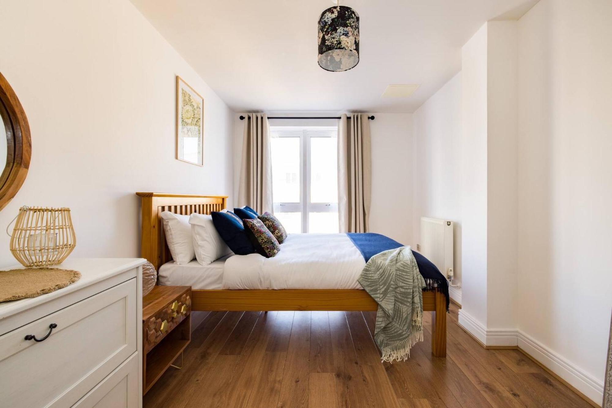 Wild Roses Service Apartments - East India Лондон Екстериор снимка