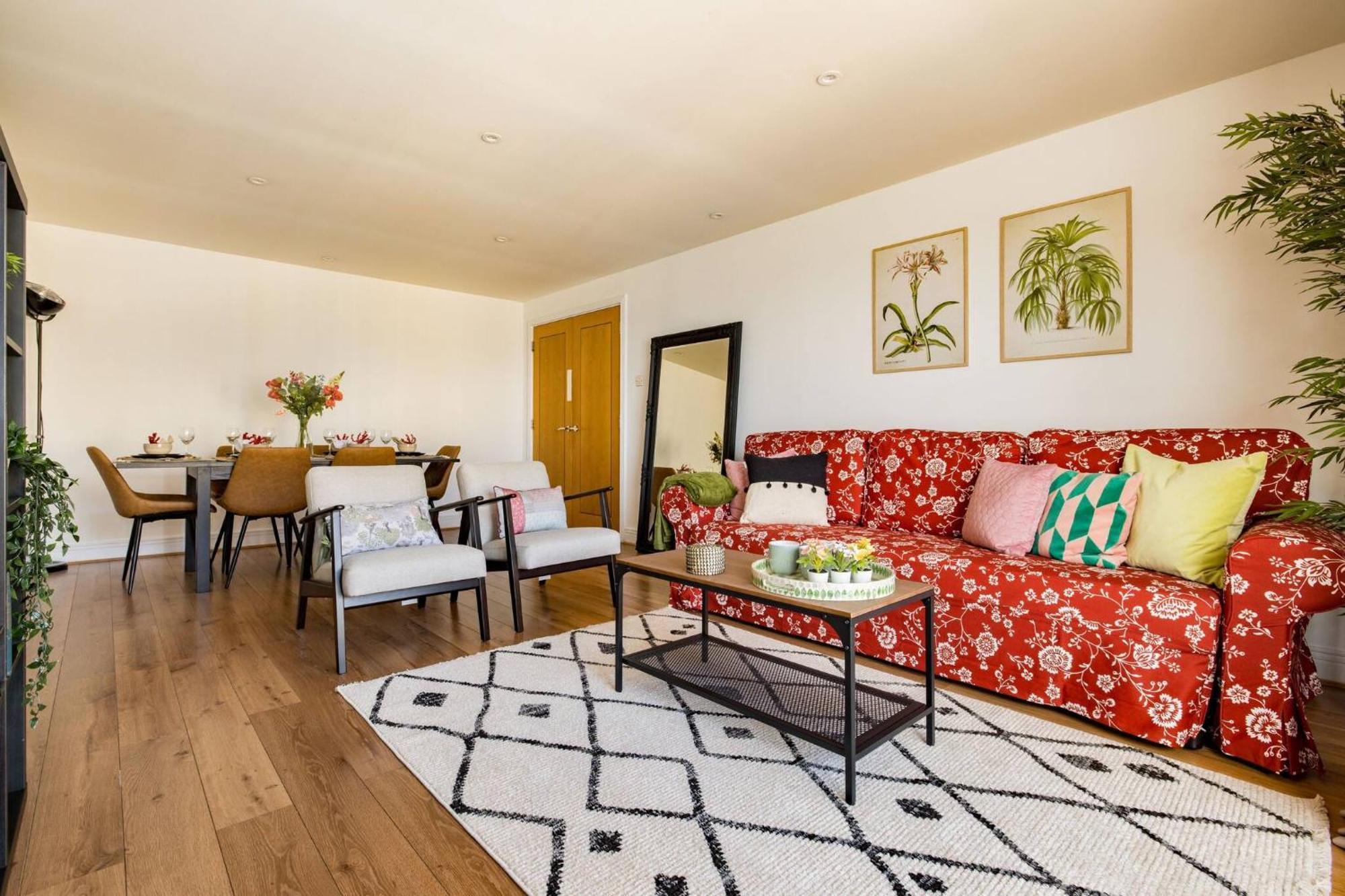 Wild Roses Service Apartments - East India Лондон Екстериор снимка
