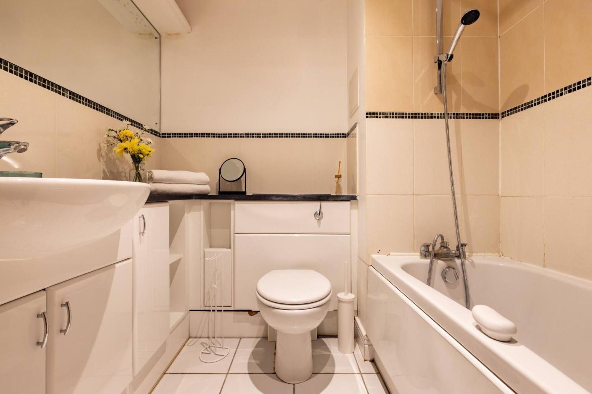 Wild Roses Service Apartments - East India Лондон Екстериор снимка